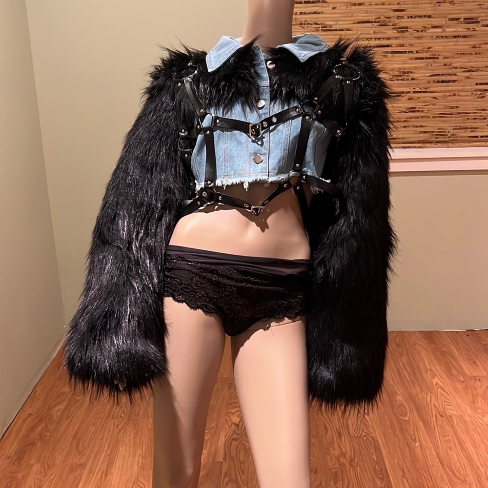 Akira Crop Jean Jacket With Faux Fur Sleeves In Black & Faux Leather Harness XL - Picture 3 of 11